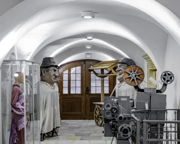 W muzeum Kargula i Pawlaka, wielkie kukły bohaterów filmu stoją obok starego projektora filmowego.