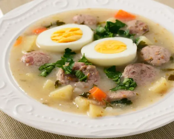 Syty żurek z kiełbasą, ziemniakami, jajkiem i natką pietruszki. Idealny na obiad, zurek kcal.