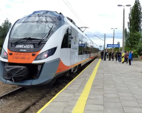 Nowy pociąg Impuls na stacji Busko Zdrój, gotowy do podróży zgodnie z rozkładem jazdy Ostrowiec - Kielce.