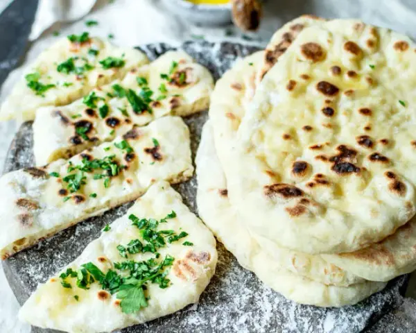 Puszysty naan z patelni: przepis, który zawsze wychodzi!