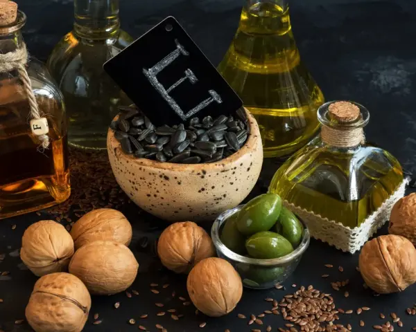 Olio, noci, olive e semi di girasole: ecco dove si trova la vitamina E, essenziale per il benessere.