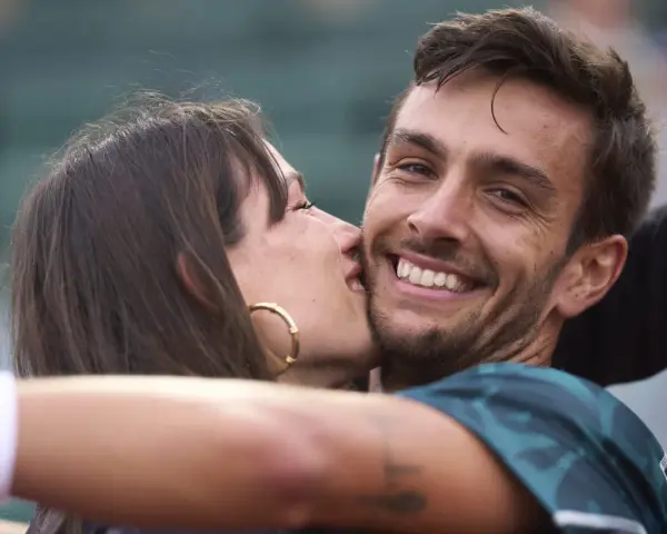 Veronica Confalonieri musetti, un abbraccio affettuoso e un sorriso radioso sul campo.