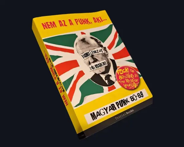 Buchcover "Magyar Punk 80-89" mit Union Jack und einem Mann, dessen Gesicht mit Text überklebt ist. Erinnert an britische Punkbands.