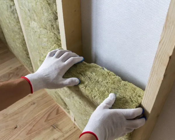 Rękawiczki ochronne pomagają w montażu wełny mineralnej. Do jej cięcia najlepiej użyć specjalnego noża.