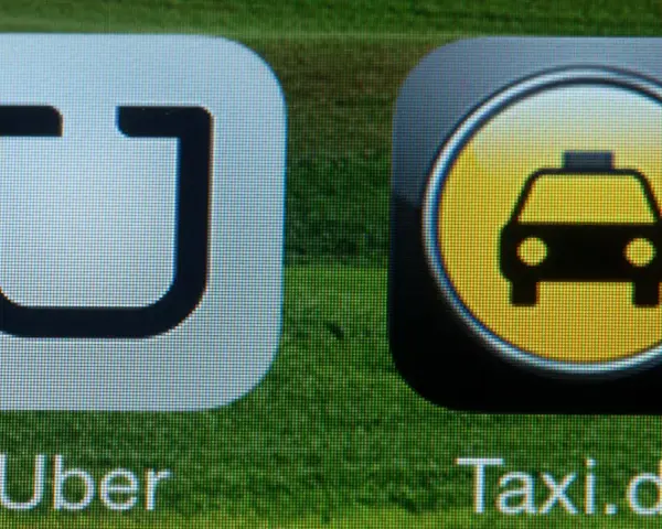 Uber und Taxi.de Apps nebeneinander, ein Zeichen für die starke **Uber Konkurrenz** im Fahrdienstmarkt.