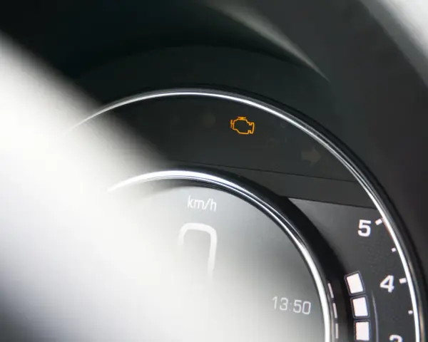 Das Symbol für die Motorkontrollleuchte leuchtet auf dem Armaturenbrett. Das kann viele Gründe haben, warum leuchtet die Motorkontrollleuchte?