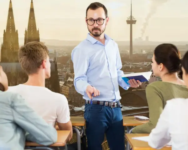 Nauczyciel w niemieckiej szkole, gdzie polskie dziecko bez znajomości języka próbuje zrozumieć lekcję.