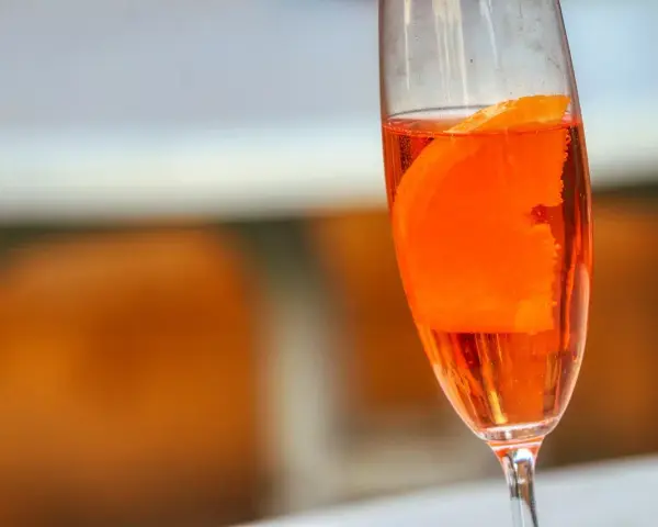 Blue Curaçao alkohol: Smak, drinki i sekrety idealnych koktajli