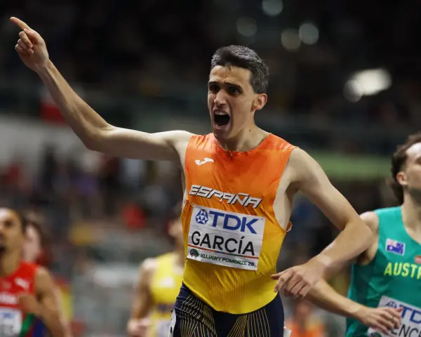 Atleta español celebra victoria en el campeonato del mundo de atletismo. ¡Consulta el horario para no perderte ninguna carrera!