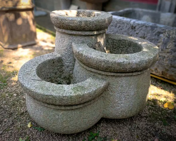 Tre anfore in pietra, perfette per idee giardino con anfore. Un elemento rustico e affascinante per il tuo spazio verde.