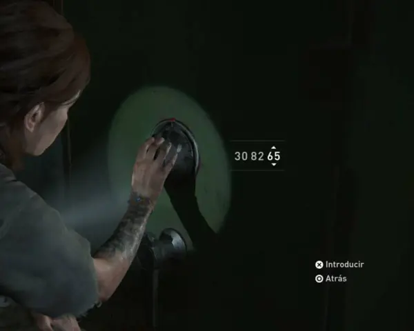 Ellie intenta abrir una de las **cajas fuertes** de The Last of Us 2. El código es 30 82 65.