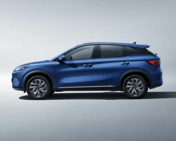Niebieski SUV BYD Atto 3 Evo widziany z boku na jasnym tle.