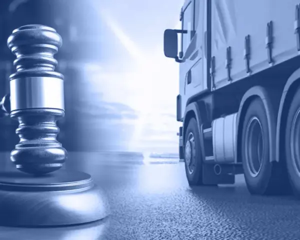 Młotek sędziowski i ciężarówka symbolizują wymogi prawne, w tym zaświadczenie o niekaralności do licencji transportowej.