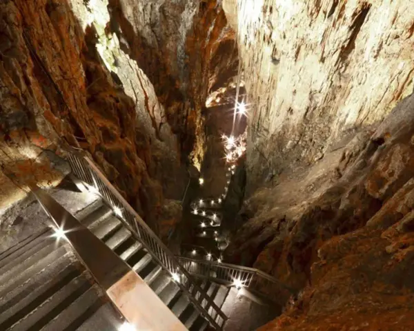 Schody prowadzą w głąb skalnej groty, oświetlonej licznymi lampkami. Ta grotta gigante zaprasza do odkrywania jej tajemnic.