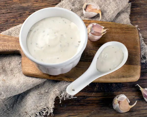 Perfekcyjny sos czosnkowy z majonezem? Zrób go w 5 min!