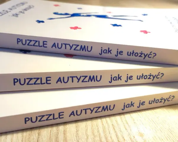 Stos książek "Puzzle autyzmu jak je ułożyć?". Pomocne materiały dla rodziców i opiekunów.