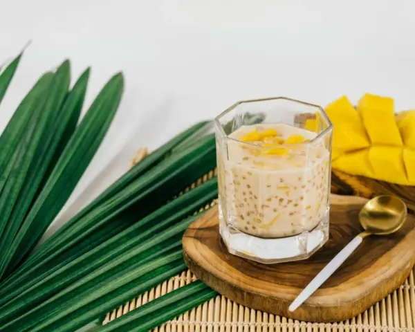 Deser z tapioki z mango. Czy wiesz, tapioka co to? Małe kuleczki w mleku, z kawałkami owoców.
