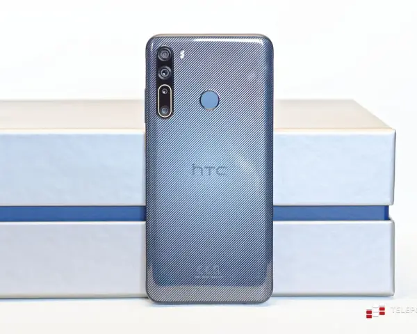 Tył telefonu HTC Desire 20 Plus z charakterystycznym, prążkowanym wzorem i modułem aparatów.