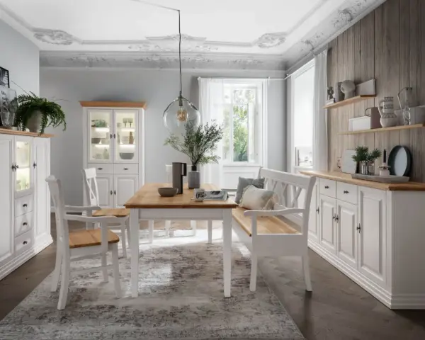Jadalnia w stylu farmhouse: białe meble, drewniany stół, ława i kredens.