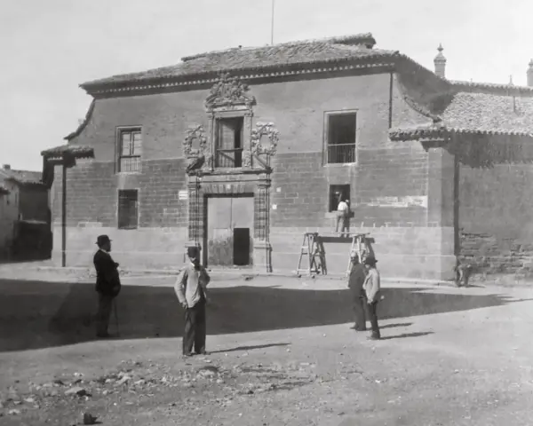 Hombres observan una casa señorial, un ejemplo de la arquitectura de la ilustración en España.