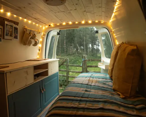 Jaki bus do przerobienia na kampera? Oto najlepsze modele i porady