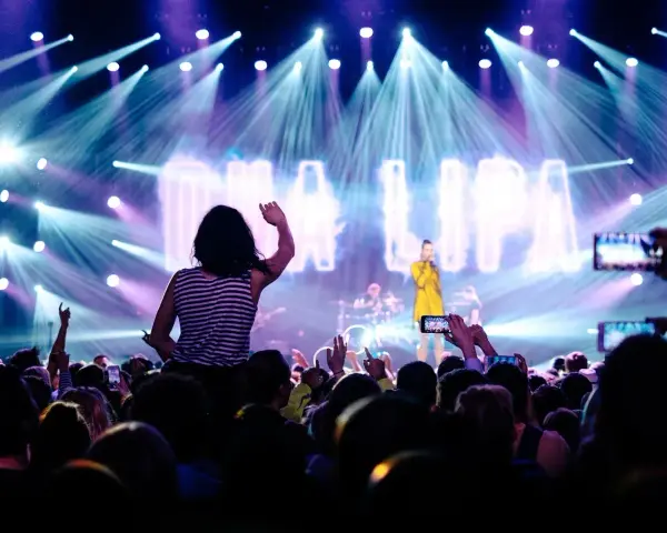 Koncert Dua Lipy, gdzie fani nagrywają jej najbardziej znane piosenki z filmów.