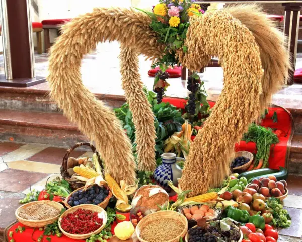 Erntedankfest: Herz aus Getreide mit Früchten, Gemüse und Brot.