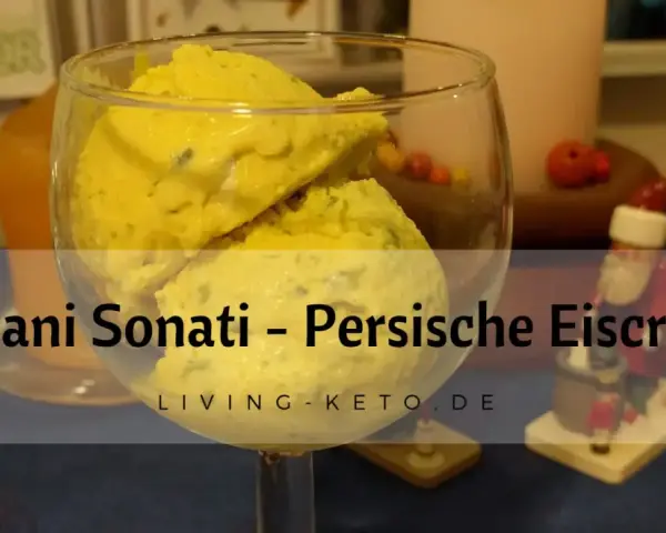 Gelbes, cremiges Bastani Sonati, persische Eiscreme, in einem Glas serviert.