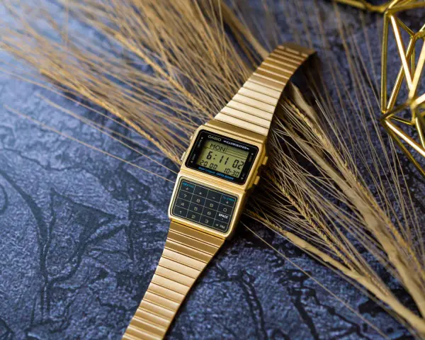 Złoty zegarek kalkulator Casio retro – poznaj jego unikalne cechy