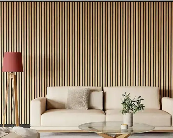 Un salón moderno con un sofá beige y una lámpara de pie, todo ello enmarcado por unas elegantes salones con madera en la pared.