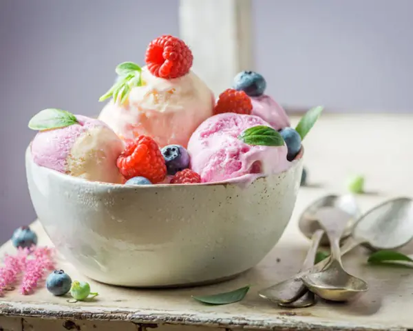 Coppa di gelato fatto in casa con frutti di bosco, perfetto per una ricetta gelato con gelatiera.