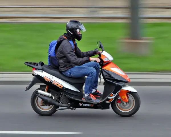 Czy motorower jest pojazdem silnikowym? Sprawdź ważne przepisy!