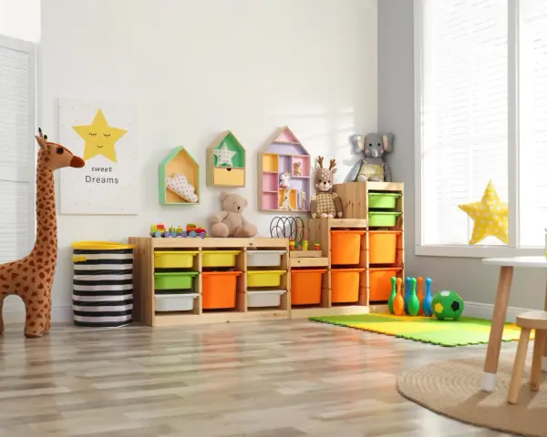 Bunte Kisten und Regale bieten tolle **Lego Aufbewahrung Ideen** für ein aufgeräumtes Kinderzimmer. Spielzeug-Giraffe und Teddybär bewachen die Ordnung.