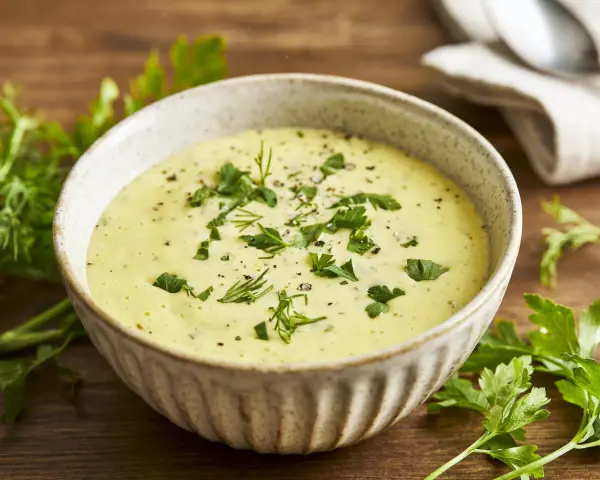 Cremige Remoulade im Schälchen, garniert mit frischer Petersilie und Dill. Ein einfaches Remoulade Rezept für jeden Anlass.