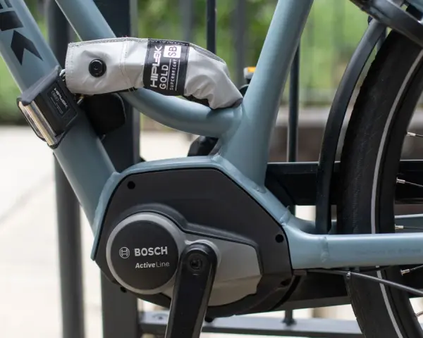 Jak zabezpieczyć rower przed kradzieżą? Solidna blokada Hiplok Gold na ramie roweru elektrycznego Bosch.