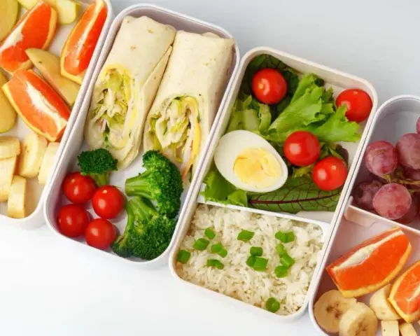 Catering dietetyczny co to? Poznaj zalety i funkcje diety pudełkowej