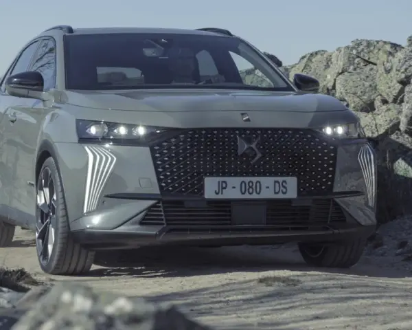 Szary DS7 Crossback pokonuje kamienisty teren.
