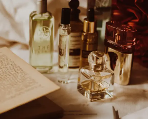 Woda toaletowa czy perfumowana? Wybierz idealny zapach dla siebie!