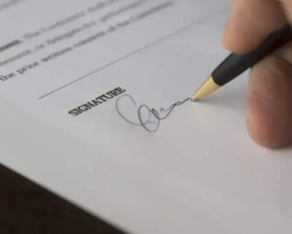 Akt notarialny: Kiedy nabiera mocy prawnej? Kluczowe zasady i wyjątki