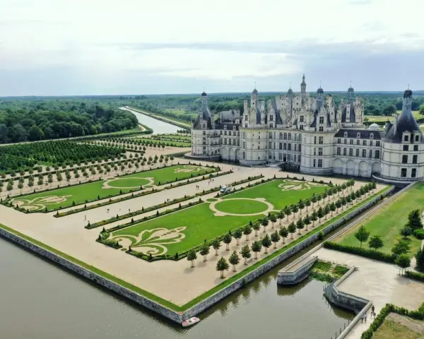 Le plus beau château de France, Chambord, se dresse majestueusement avec ses jardins à la française et un canal.