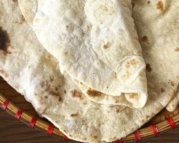 Domowy lawasz przepis na cienki, lekko przypieczony placek. Idealny do wrapów i jako dodatek do dań.