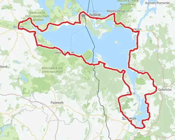 Trasa rowerowa EuroVelo 10 okrąża Zalew Szczeciński, prowadząc przez malownicze tereny przyrodnicze i miasta takie jak Świnoujście, Wolin i Szczecin.