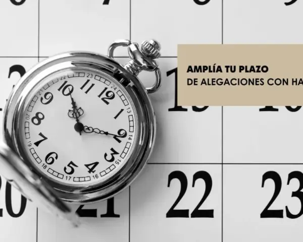 Reloj de bolsillo sobre calendario. ¿En cuántos plazos se puede pagar a Hacienda? Amplía tu plazo de alegaciones.