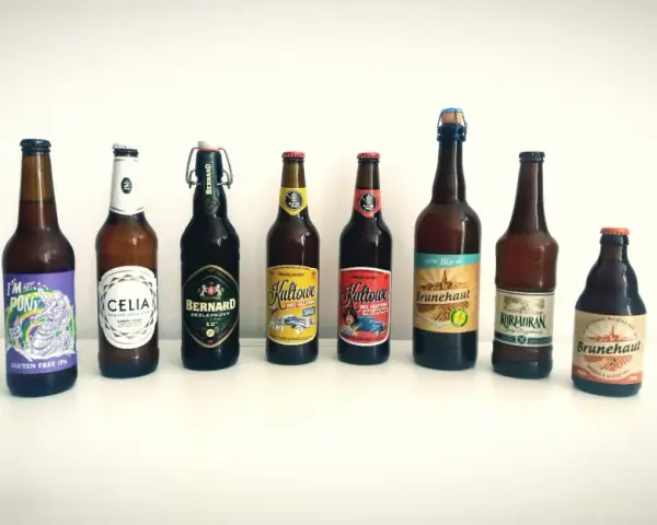 Rząd butelek piwa, w tym Celia, Bernard i Brunehaut. Wiele z nich to alkohol bez glutenu, idealny wybór dla osób z nietolerancją.