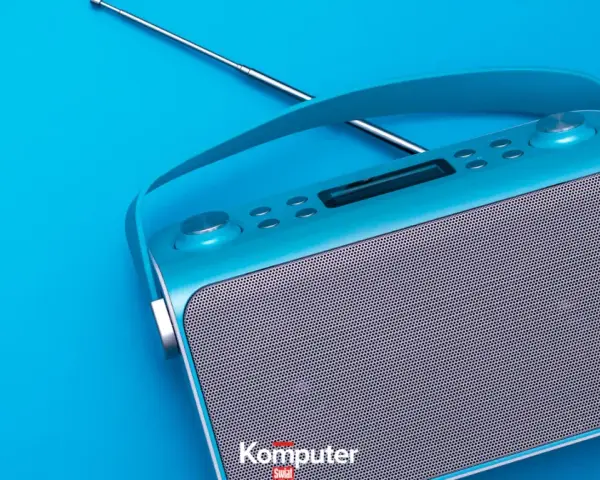 Turkusowe radio z anteną, gotowe do odbioru ulubionych stacji w jakości dab+.