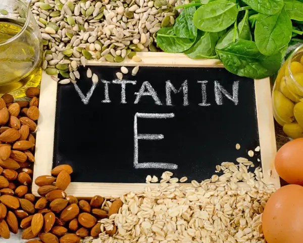 Mandorle, semi, spinaci, olive e uova: alimenti ricchi di vitamina E per una dieta sana.