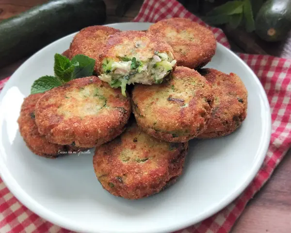 Polpette dorate di zucchine e ricotta, leggere e gustose, perfette per un antipasto o un secondo piatto.