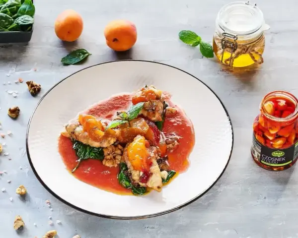 Danie z kurczaka z morelami i orzechami, podane na szpinaku w sosie. Czy to grasica? Nie, to pyszne jedzenie!
