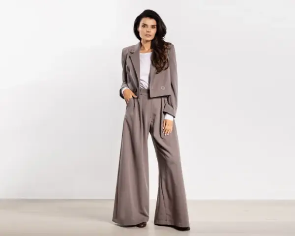 Elegancki garnitur damski w kolorze taupe. Idealny wybór, gdy zastanawiasz się, jak się ubrać do filharmonii mężczyzna, ale w damskim wydaniu.