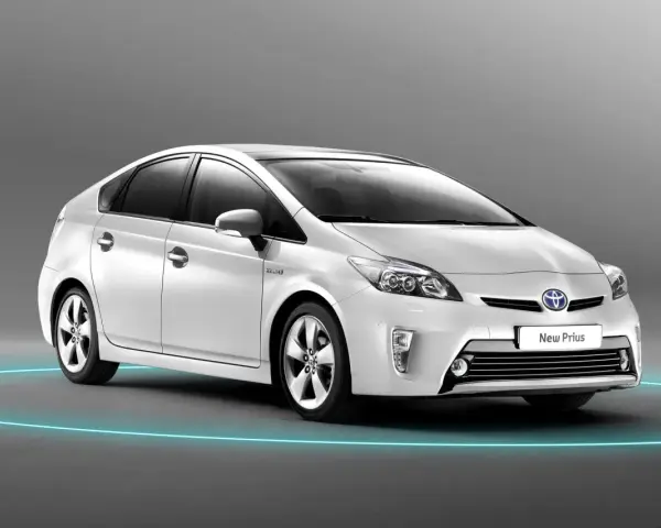 Biały Toyota Prius 3, z niebieską obwódką wokół, prezentuje się nowocześnie.